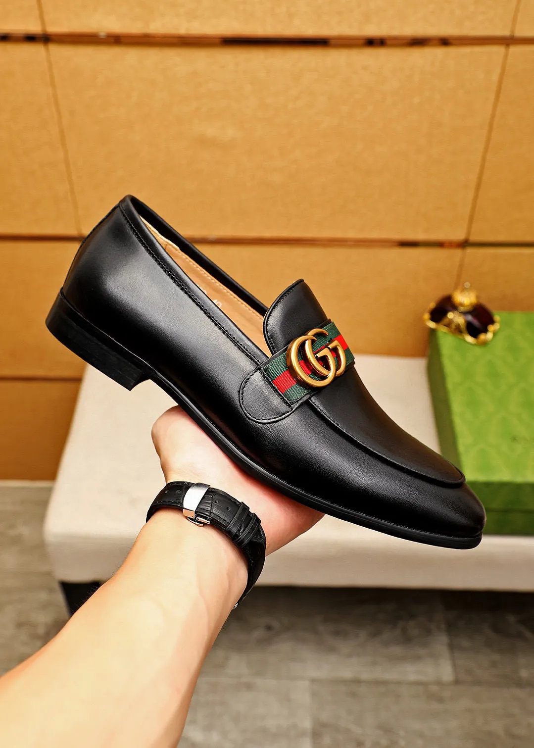 Men's shoes 💰400 💐 Product trademark: GUCCI "Gucci" casual leather shoes Regular size: 38-44 (45🉑️customized) Product materials: Selected imported first-layer calfskin upper + luxury hardware buckle, imported cowhide leather lining. Strong three-dimensional visual effect, rubber outsole Color: 2⃣️colors available
